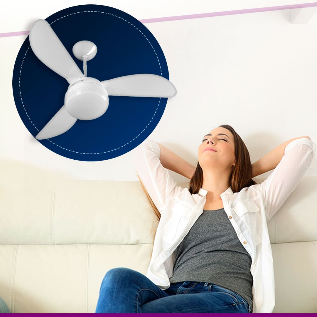 Mulher relaxando no sofá e o Ventilador Teto Ventisol Fênix em evidência