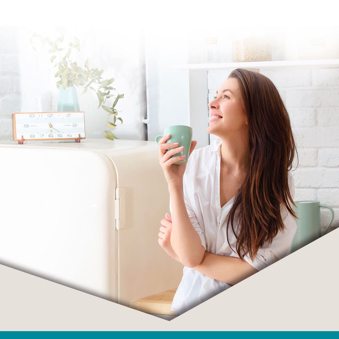 Mulher com uma xícara de café na mão