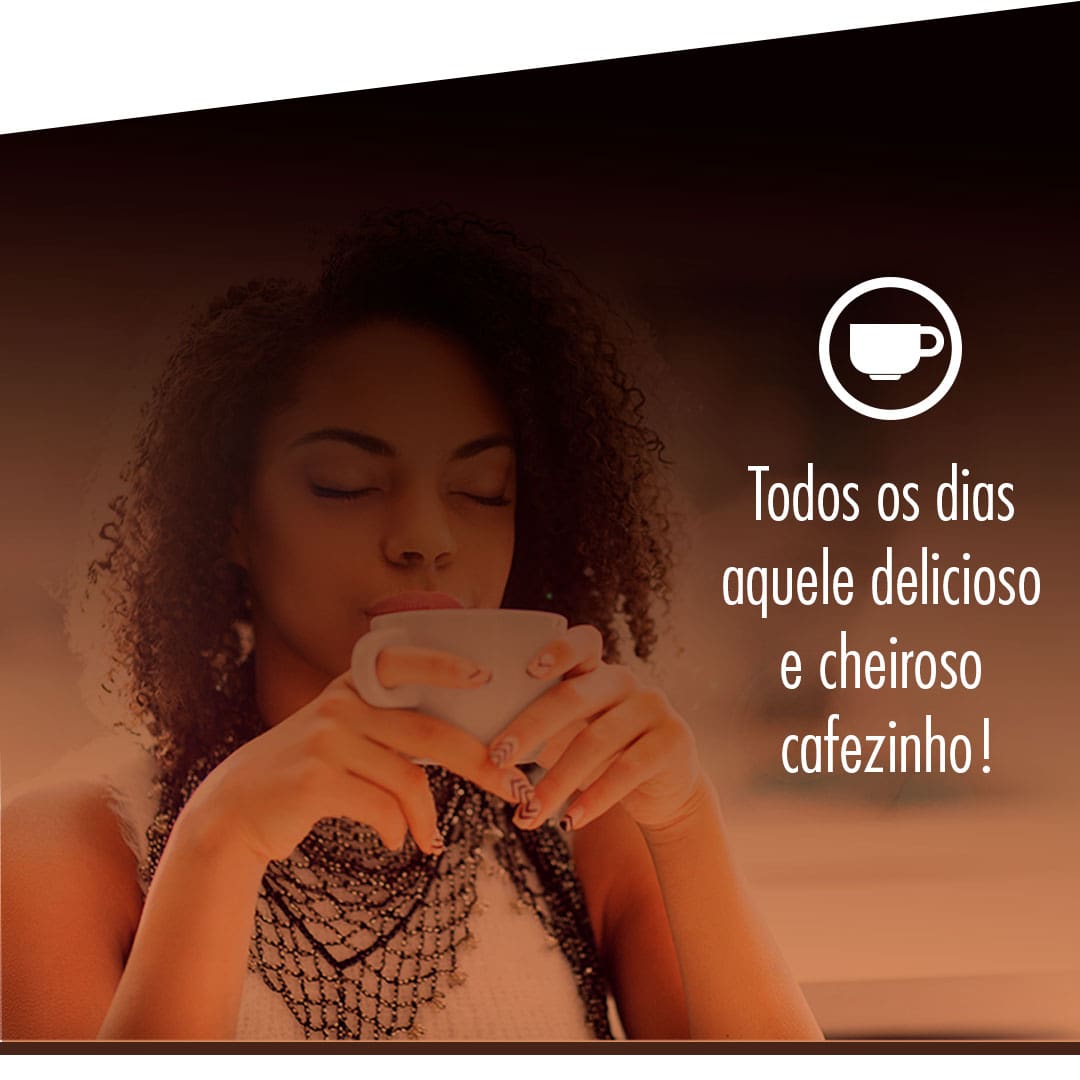 Todos os dias aquele delicioso e cheiroso cafezinho! Imagem frontal frente mulher moça jovem preta negra olhos fechados xícara branca mãos desenho arte xícara café