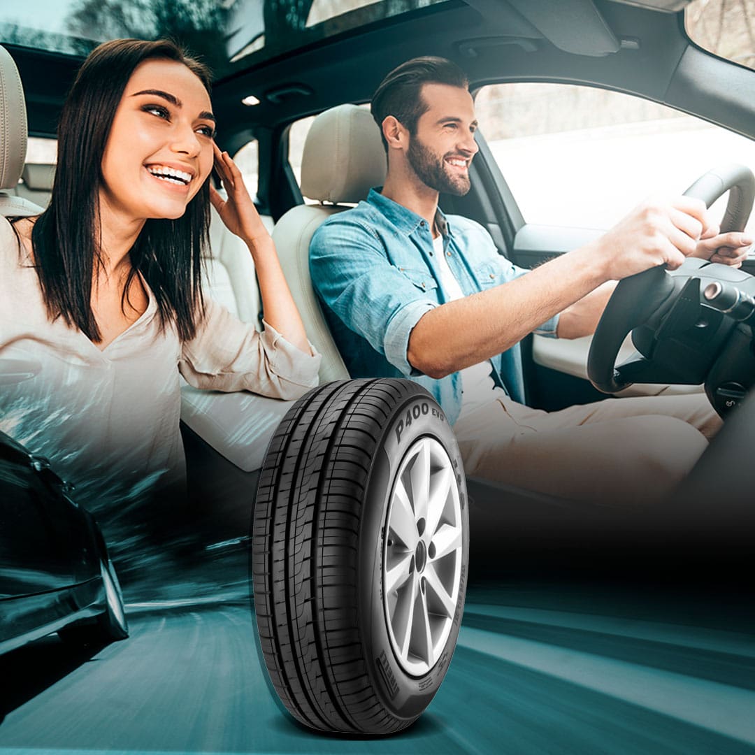 Casal dentro do carro, com o Pneu Pirelli P400 Evo em evidência