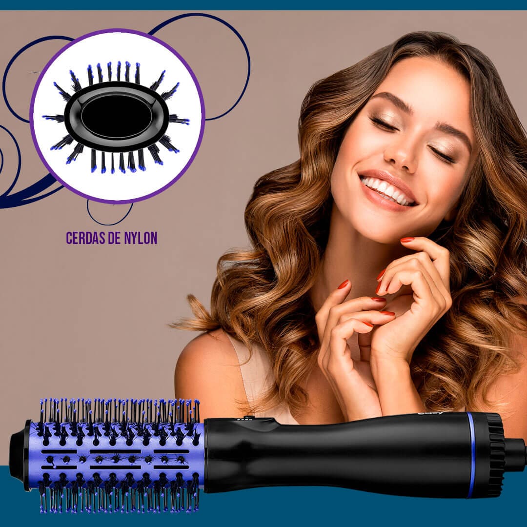 imagem mostra mulher sorrindo com os cabelos modelados em ondas com a escova secadora ´´a frente, além de um splash evidenciando as cerdas em nylon