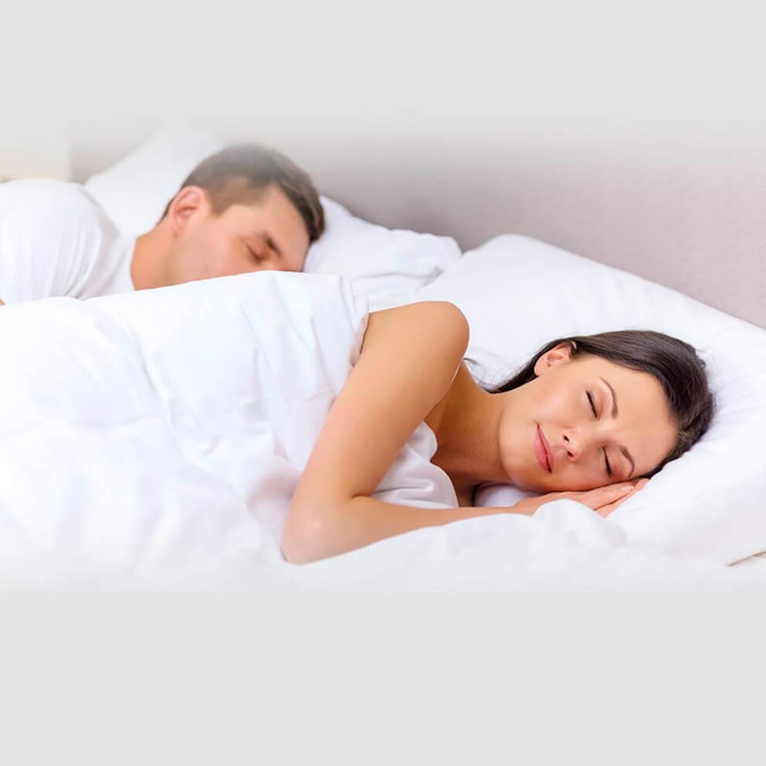 Casal dormindo na Cama Box Conjugada Umaflex New Florença