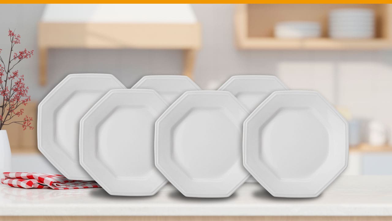 Imagem frontal frente Conjunto Pratos de Sobremesa Schmidt Prisma brancos branco em pé mesa bancada bege toalha vermelha flores planta fundo cozinha