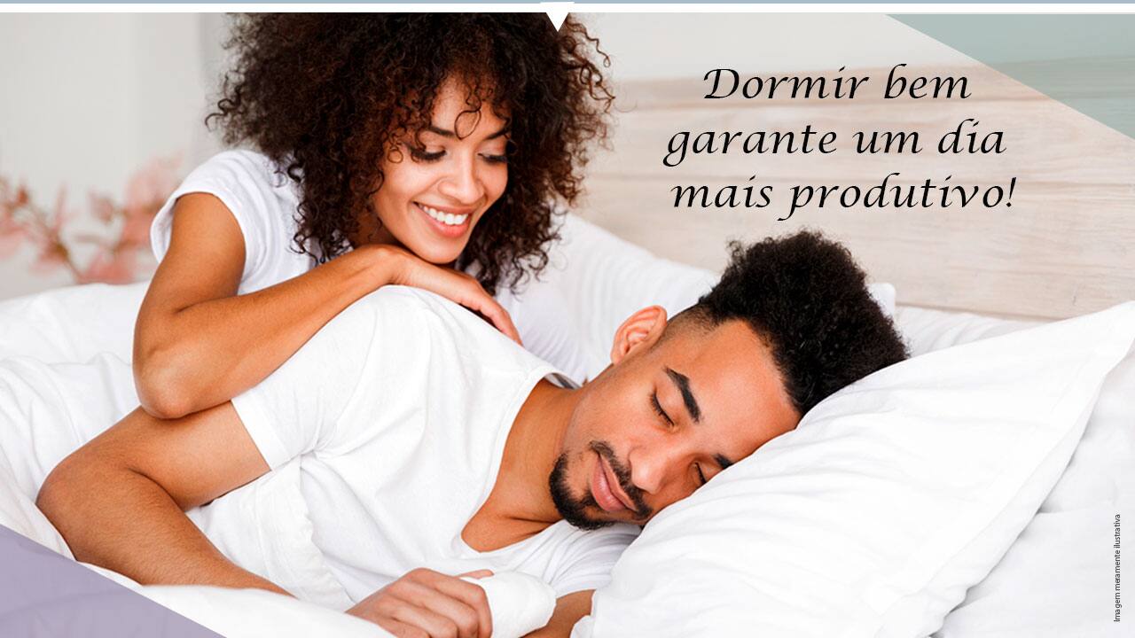 dormir bem garante um dia mais produtivo imagem moça jovem mulher negra sorrindo homem rapaz negro negros camiseta branca deitados cama travesseiro branco