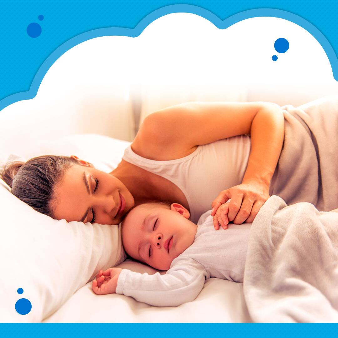 Mamãe e bebê dormindo na cama