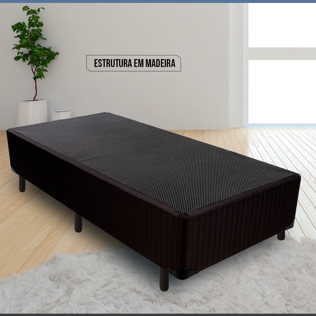 estrutura em madeira imagem frontal frente Base Box para Colchão de Solteiro Luckspuma Barcelona Spring preta vaso branco planta verde piso marrom madeira tapete janela porta fechada parede bege