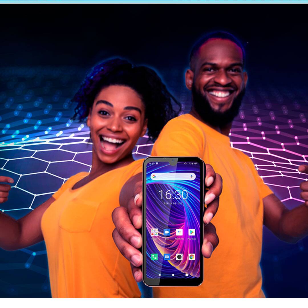 Casal segurando o Smartphone Philco Hit P8 