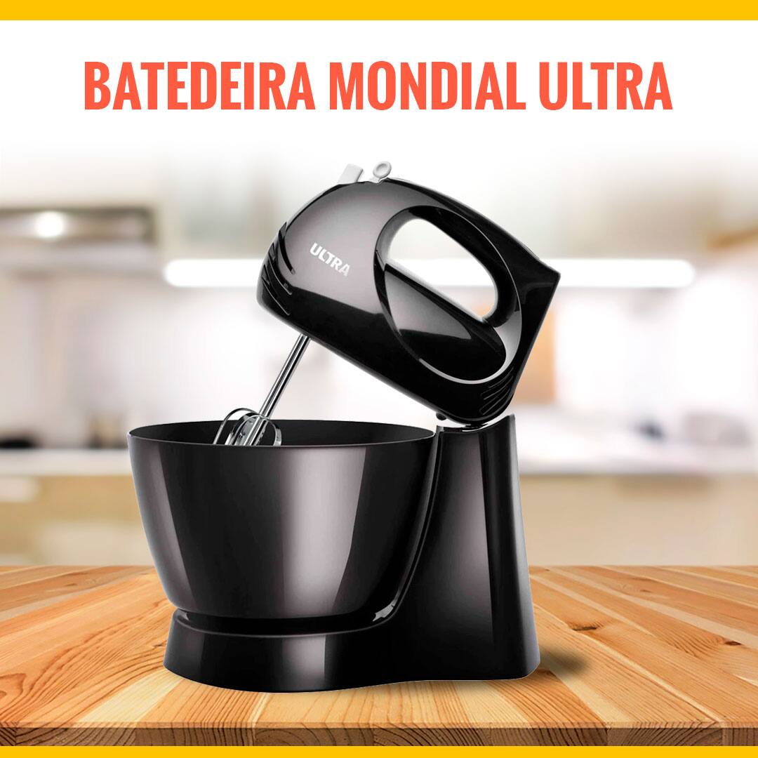 Batedeira Mondial Ultra preta imagem frontal frente bancada marrom madeira fundo cozinha