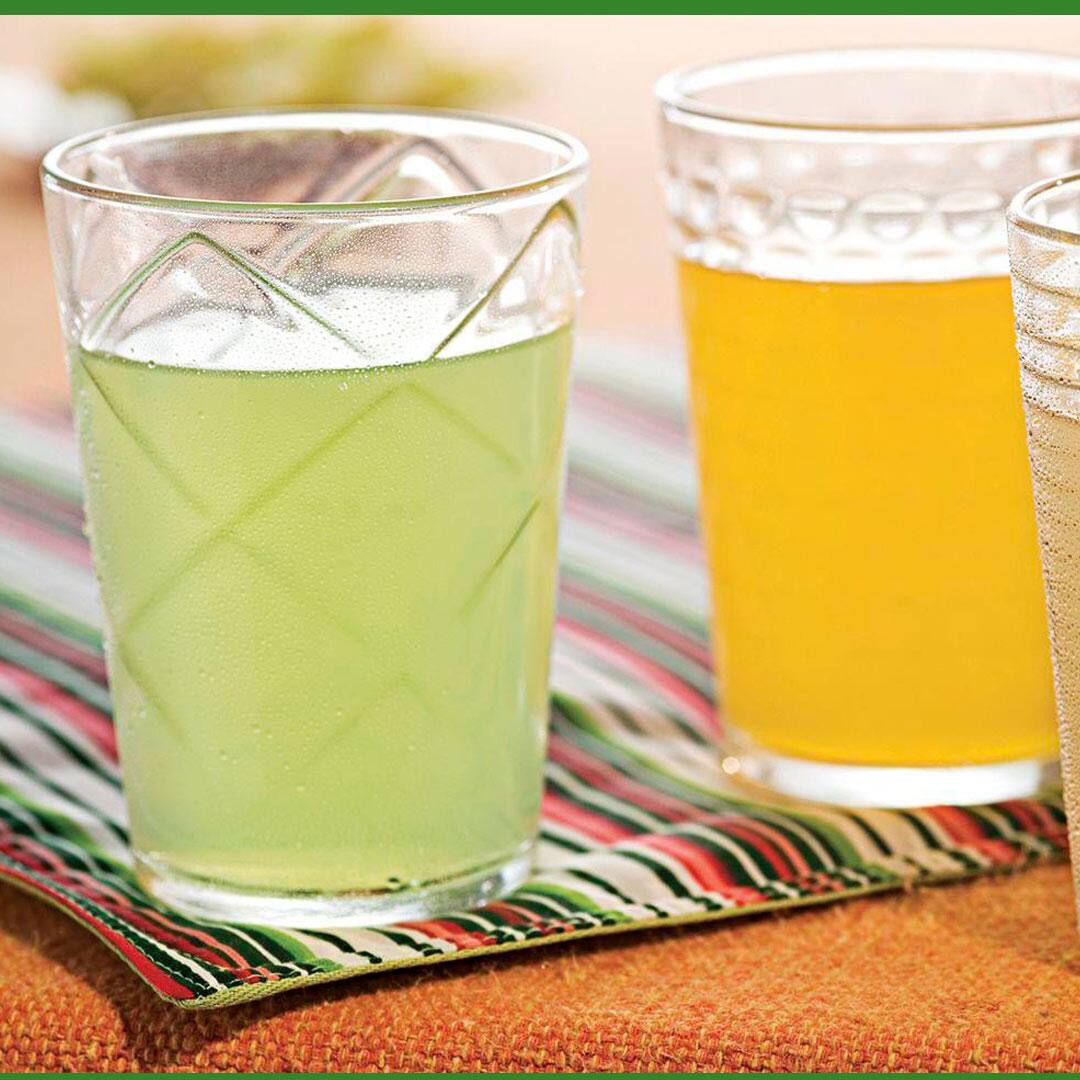 Copos com refrescos em uma mesa