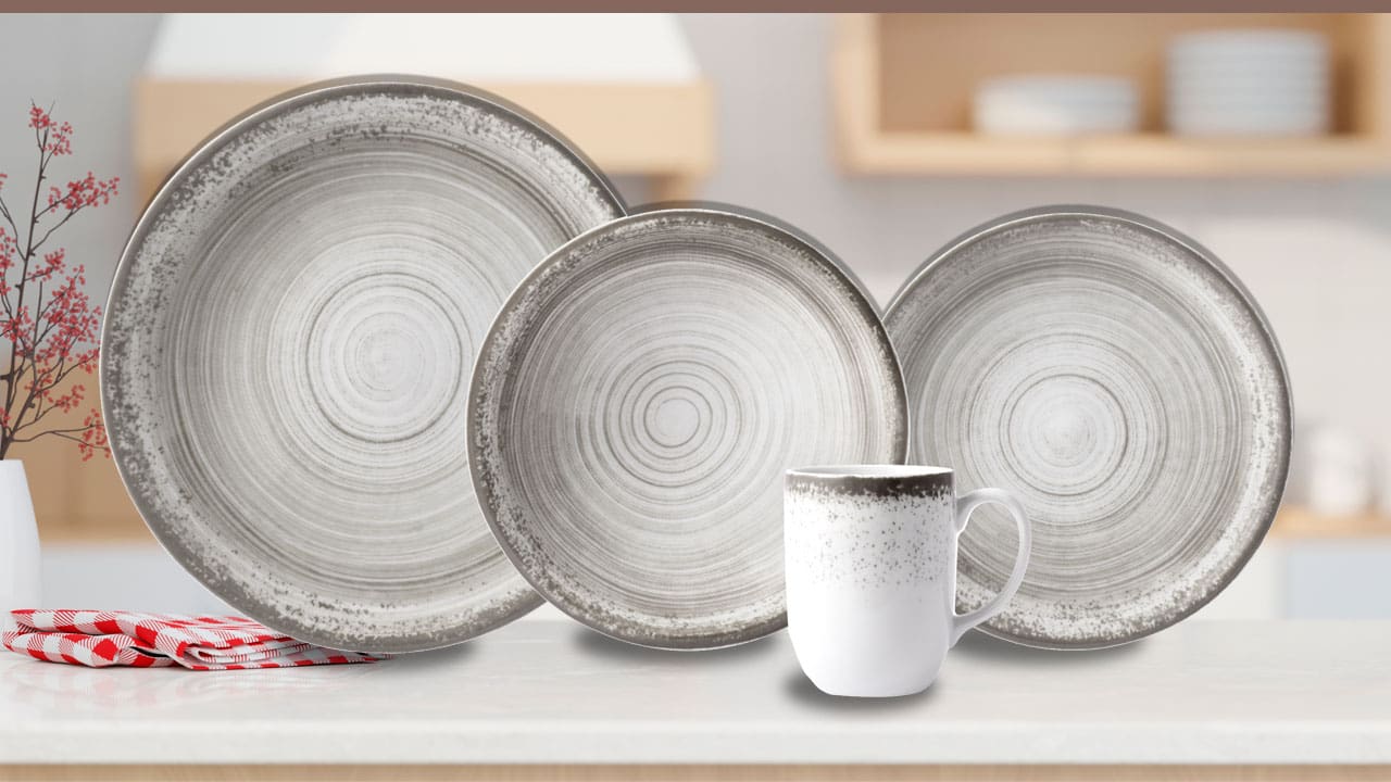 imagem frontal frente Aparelho de Jantar P.Schmidt Esfera pratos caneca branco brancos cinza toalha mesa vermelha dobrada planta superfície bancada bege fundo cozinha   
