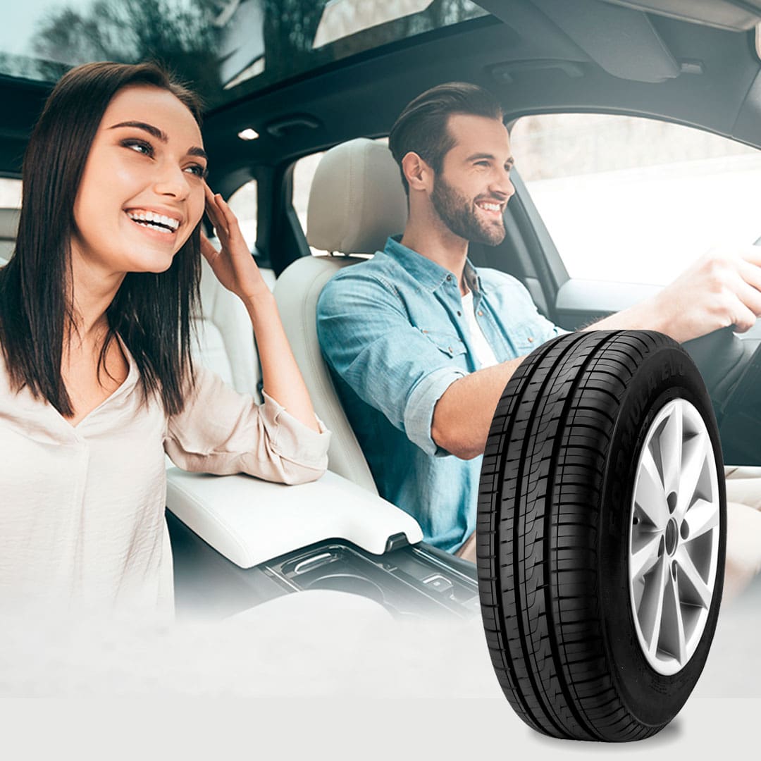 Casal dentro do carro, com o Pneu Pirelli Formula Evo em evidência
