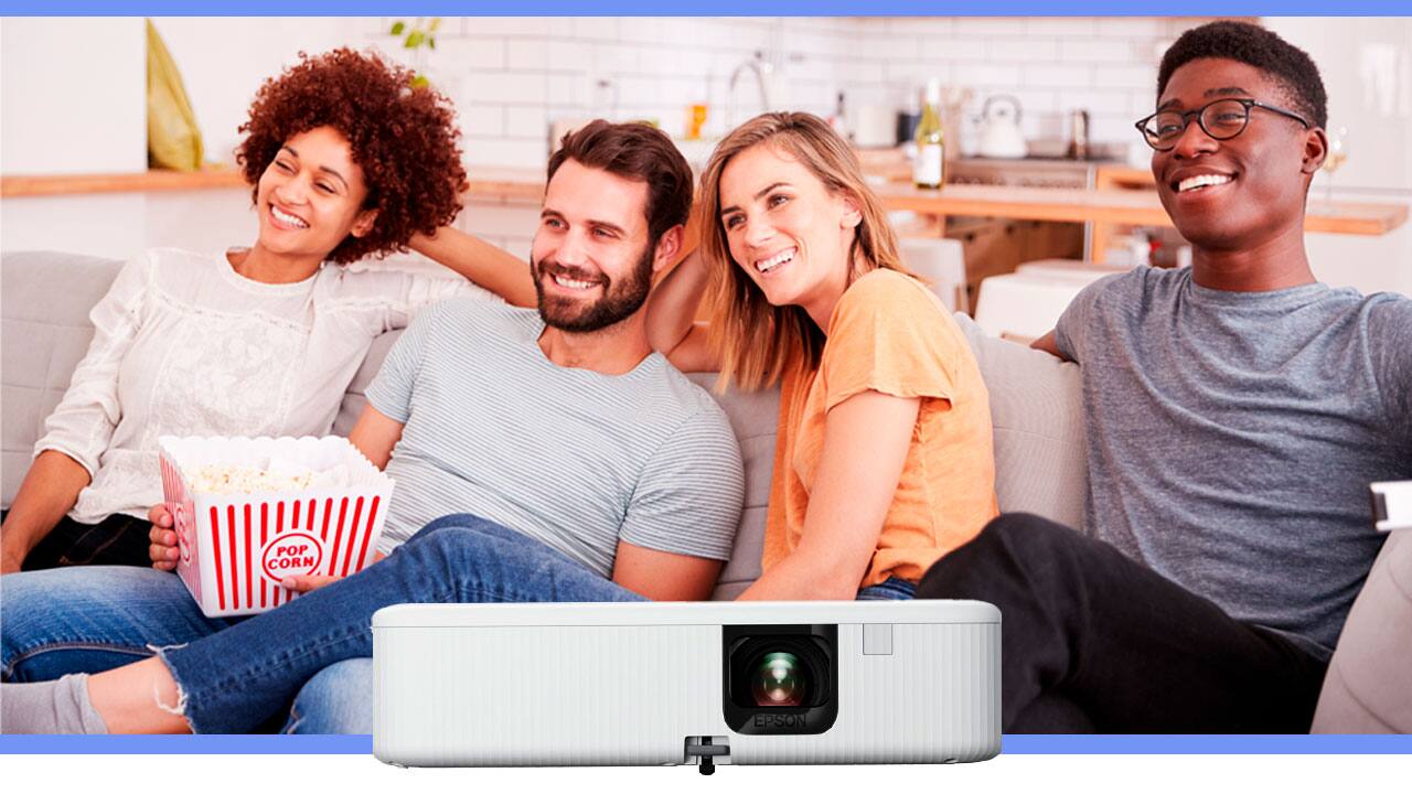 Dois casais no sofá assistindo a projeção