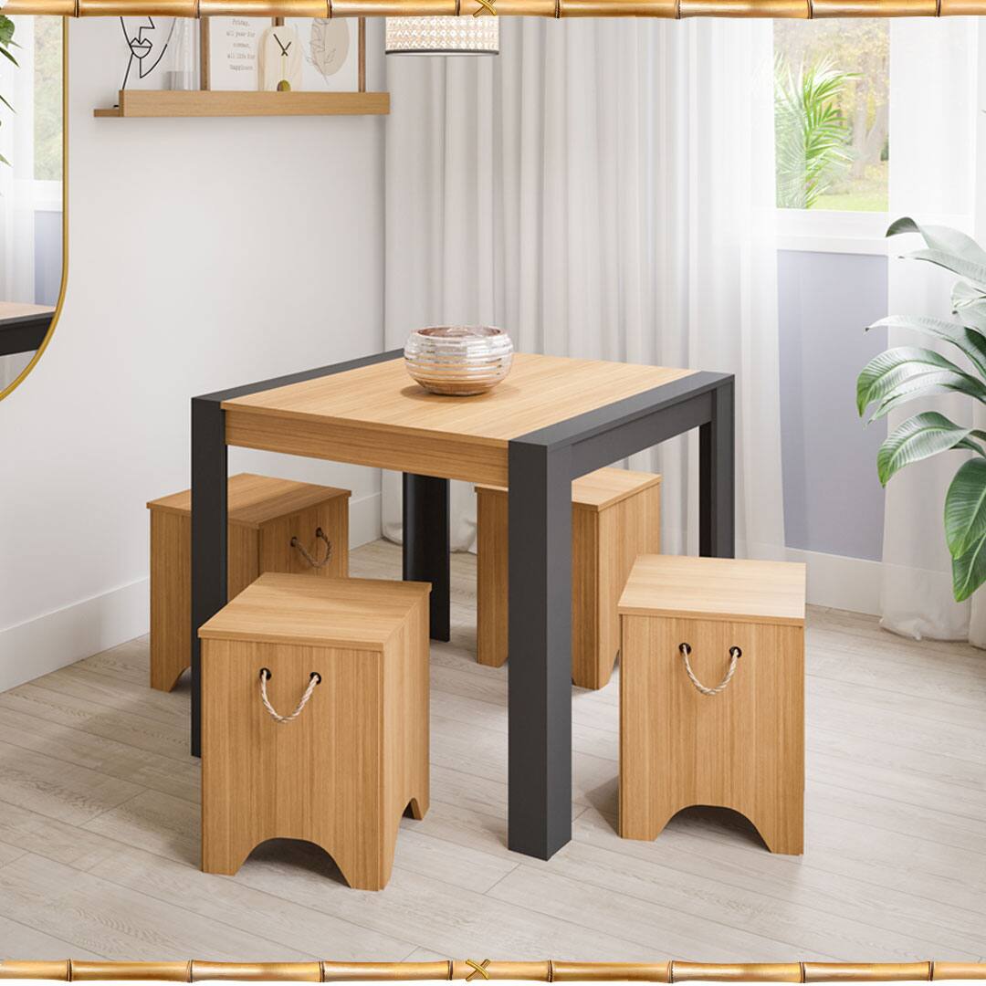 Mesa Cimol Lis madeira marrom preto quatro 4 bancos objetos decorativos lustre lustre espelho planta folhas verdes janela aberta cortina parede branca chão piso laminado conjunto sala de jantar apartamento pequeno