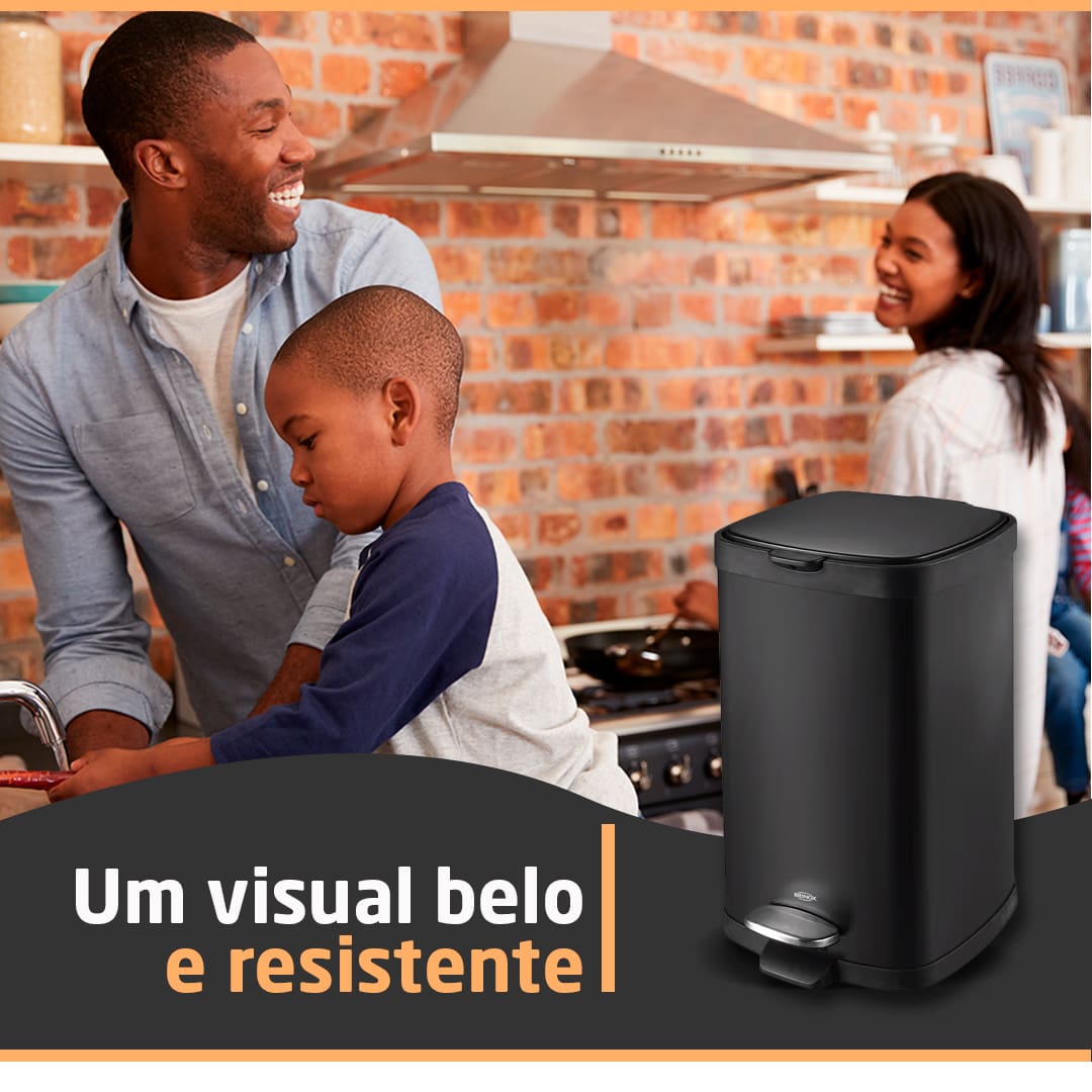 imagem mostra família na cozinha e a lixeira em destaque