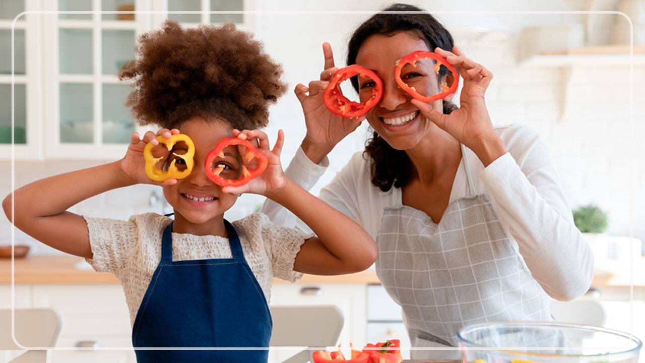 mãe filha cozinhando