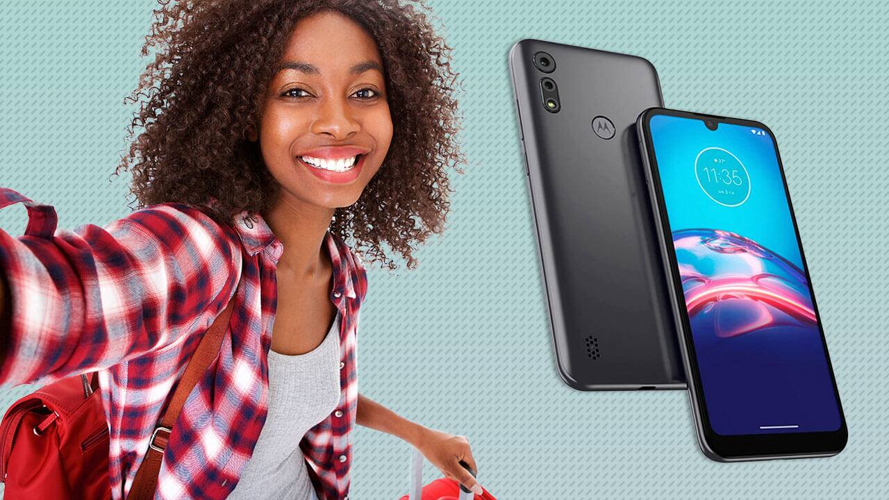 Garota fazendo selfie, com o Moto E6i ao lado