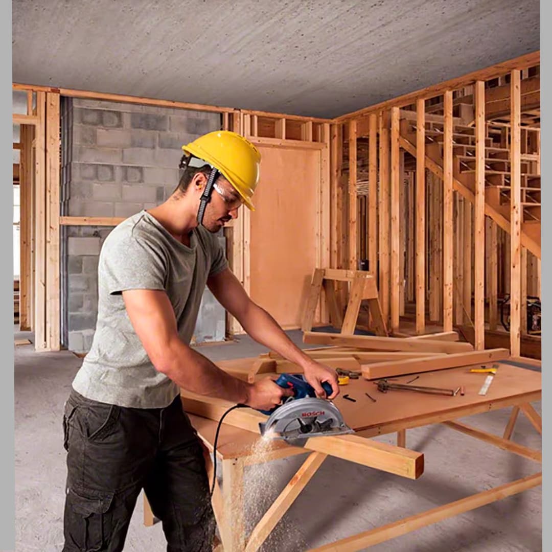 imagem mostra homem trabalhando utilizando a Serra Circular Bosch