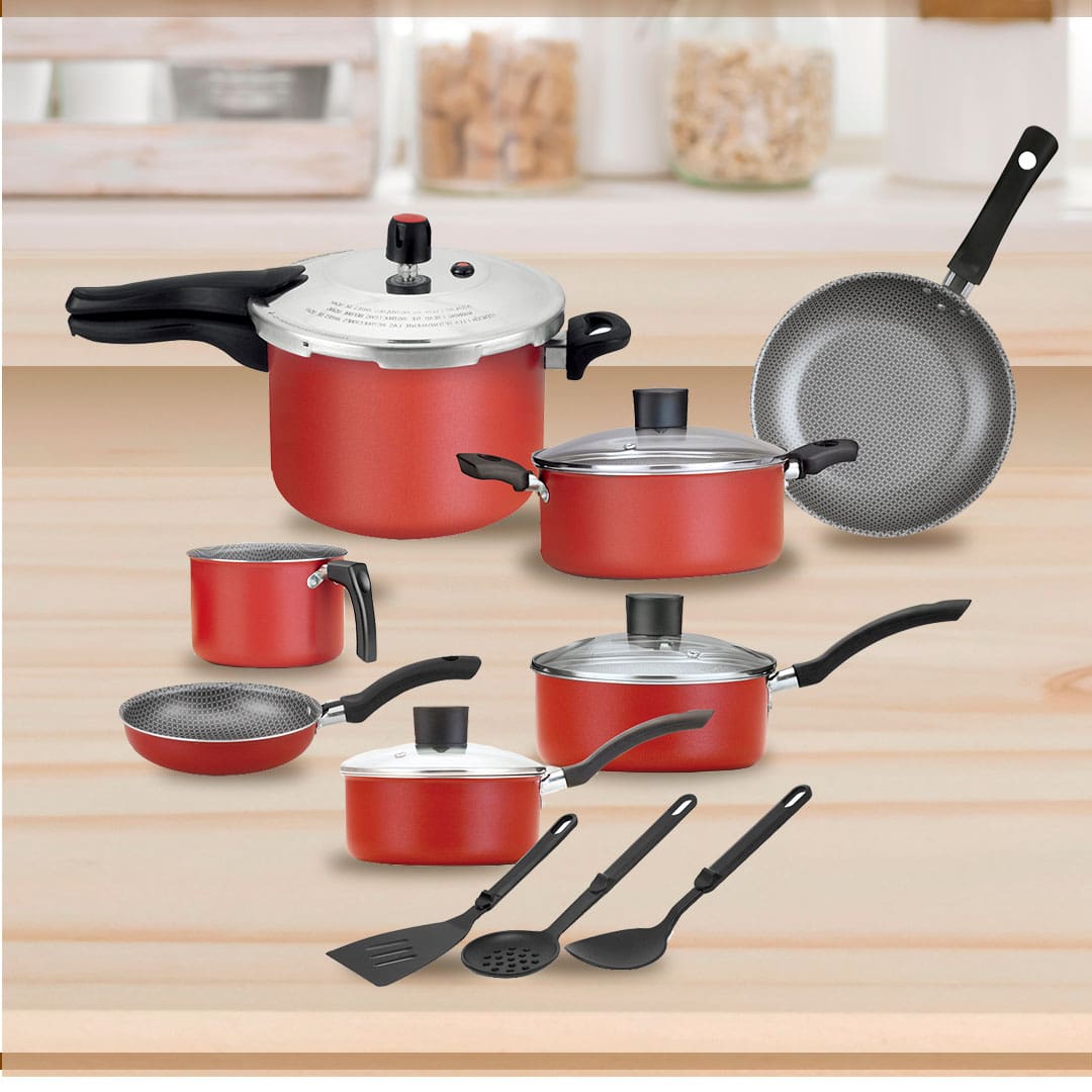 Conjunto de Panelas Alegrete Enjoy vermelho preto vermelhas pretas caçarola fervedor frigideiras tampas colher escumadeira espátula perfurada mesa bancada marrom madeira