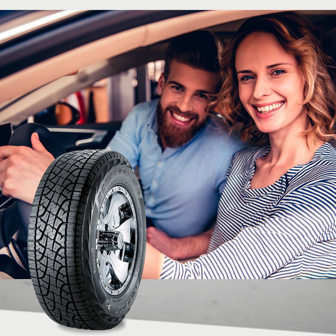 Casal dentro do carro, com o Pneu Pirelli Scorpion ATR em evidência